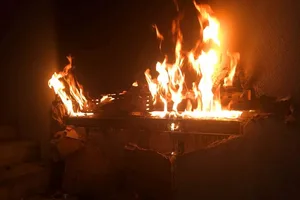 2017-10-17_03 Der Brand vom Dienstag im Treppenhaus des Einkaufscenter Illuster. (Bild: Feuerwehr Uster), Die Einsatzkräfte waren schnell vor Ort. Das Einkaufscenter wurde teilweise evakuiert. (Bild: Feuerwehr Uster), Die Brandursache ist noch nicht geklärt. (Bild: Feuerwehr Uster), Die Brandursache ist noch nicht geklärt. (Bild: Feuerwehr Uster), Die Brandursache ist noch nicht geklärt. (Bild:David Marti), Blick von der Gerichtsstrasse Uster auf das Einkaufscenter Illuster mit dem Bistro «dieci.» (Bild: David Marti), Einkaufspassage «Illuster» mit Kiosk «Ecke Shop» und Kleiderladen «Chicorée». (Bild: David Marti)