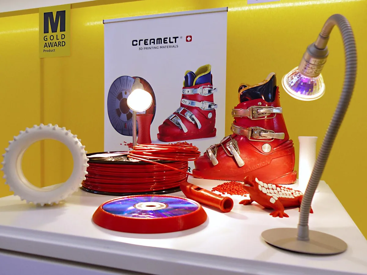 quelle_hsr_materialicaaward17_das_aufgewickelte_filament_aus_skischuhen_und_3d_gedruckte_produkte Das aufgewickelte Filament aus Skischuhen und 3D gedruckte Produkte. (Bild: HSR )