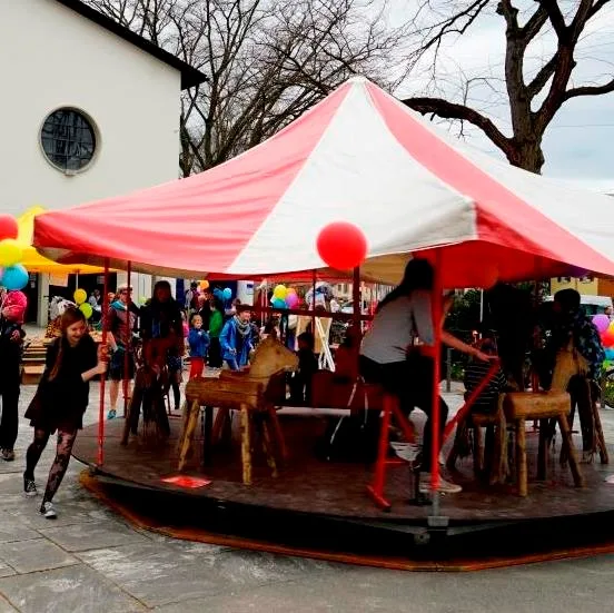 beschwingtes_historisches_karussell_2 Das Kinderkarussel erfreut die jungen Gäste.
(Bild: zvg) , Unter anderem tritt der Kinderliedermacher Bruno Hächler am Zwinglimärt auf.
(Bild: tas.), Kuchen und Torten verwöhnen den Gaumen.
(Bild: zvg) , Die Riesenkugelbahn zieht nicht nur Kinder an - auch die Erwachsenen finden Gefallen daran.
(Bild: zvg) , Verschiedene Marktstände laden zum verweilen ein.
(Bild: zvg) , Der Zwinglimärt ist farbig und voller Leben.
(Bild: zvg)