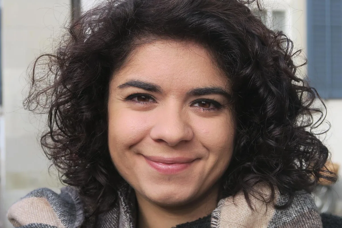 mariannapisano Marianna Pisano, 28, aus Winterthur: «Ich mag Regen und Kälte überhaupt nicht, an nassen Tagen bleibe ich drinnen. Ich verbringe dann die Tage mit putzen, einem Kinobesuch, arbeiten oder einem feinen Essen im Restaurant mit Freunden.», Alfons Meier, 89, aus Winterthur: «Wenn es draussen regnet, dann erledige ich den Haushalt, putze unser Haus oder lese in der Zeitung. Da ich am liebsten in meinem Garten bin, freue ich mich immer über schönes Wetter.», Michael Gubler, 19, aus Nürensdorf: «Wenn es regnet, produziere ich Musik oder übe neue Stücke auf dem Klavier. Manchmal treffe ich mich mit Kollegen in einer Bar oder schaue einen Film. Mit einem Regenschirm ausgerüstet, bin ich auch draussen.», Liza Zutt, 58, aus Rämismühle:
«Am liebsten verbringe ich einen Regentag vor dem angefeuerten Ofen. Dann nehme ich meine Stricksachen hervor und geniesse die gemütlichen Stunden. Oft essen wir dazu Maronis.»