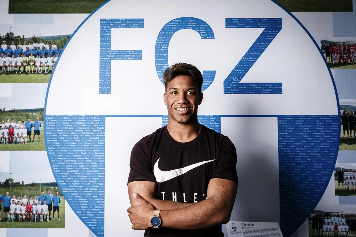 Mit 19 schon ein Aggressivleader: Der Näniker Kevin Rüegg überzeugt im zentralen Mittelfeld des FC Zürich durch Zweikampfstärke und Technik. (Bild: Nicolas Zonvi), Der Näniker Kevin Rüegg stand bisher beim FC Zürich in fast allen Super-League-Spielen in der Startaufstellung. (Bild: Nicolas Zonvi), Kevin Rüegg wechselte schon früh vom FC Greifensee in den Nachwuchs des FCZ. (Bild: Nivolas Zonvi), Unerbittlich im Zweikampf: Kevin Rüegg in einem Testspiel gegen Kevin Delli Compagni vom FC Rüti. (Archivbild: David Kündig)