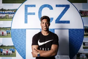 sport_17102017_kevin_ruegg_naz-2 Mit 19 schon ein Aggressivleader: Der Näniker Kevin Rüegg überzeugt im zentralen Mittelfeld des FC Zürich durch Zweikampfstärke und Technik. (Bild: Nicolas Zonvi), Der Näniker Kevin Rüegg stand bisher beim FC Zürich in fast allen Super-League-Spielen in der Startaufstellung. (Bild: Nicolas Zonvi), Kevin Rüegg wechselte schon früh vom FC Greifensee in den Nachwuchs des FCZ. (Bild: Nivolas Zonvi), Unerbittlich im Zweikampf: Kevin Rüegg in einem Testspiel gegen Kevin Delli Compagni vom FC Rüti. (Archivbild: David Kündig)