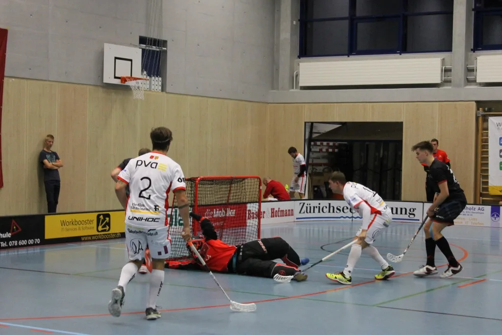 img_1941 Zu selten getroffen: Der UHC Pfannenstiel (schwarze Trikots) verliert gegen Altendorf. (Bild: zvg)