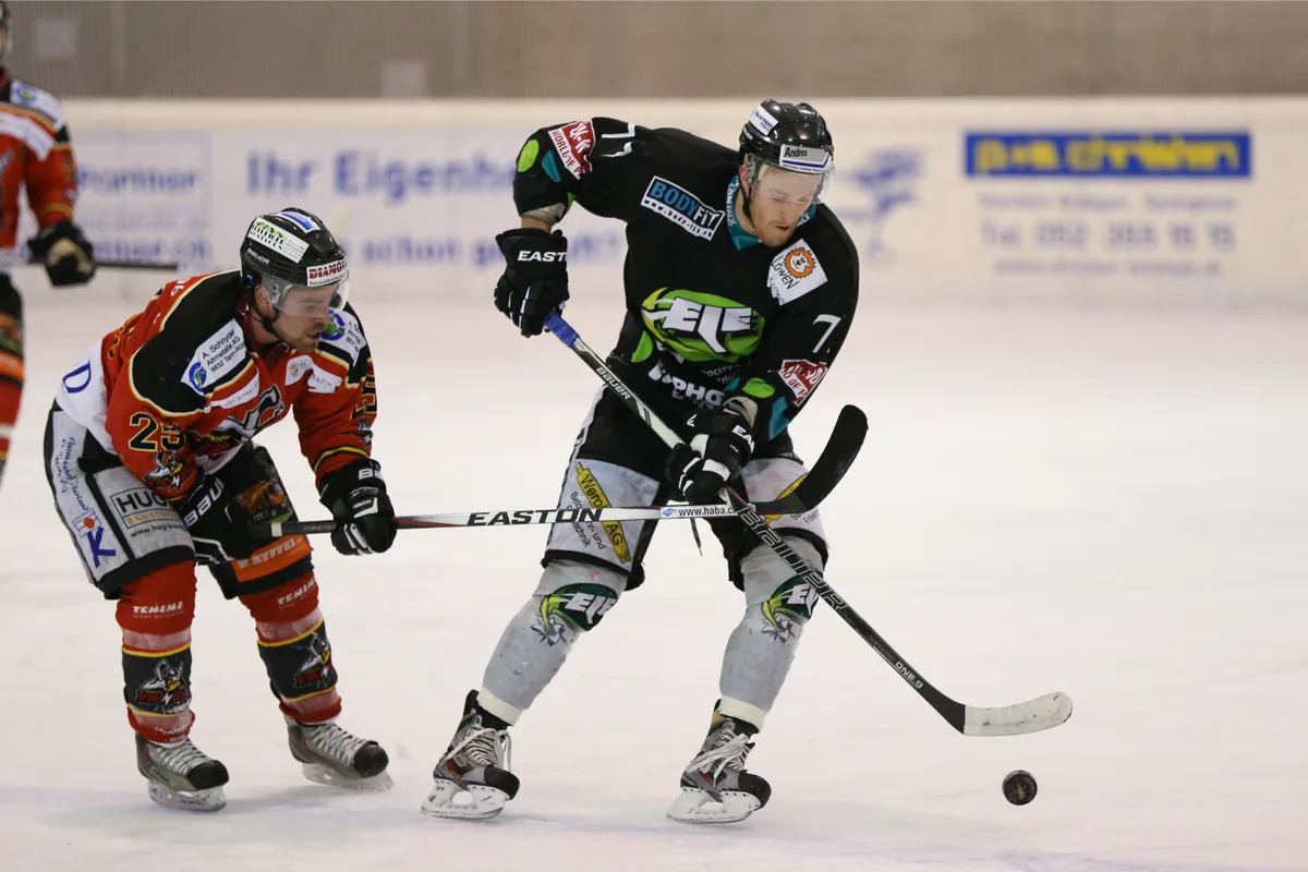 sport_15012015_eishockeyeiewikings_dku_8_preview EIE-Spieler Michael Sommer (rechts) traf gegen Luzern gleich viermal. (Archivbild: David Kündig)