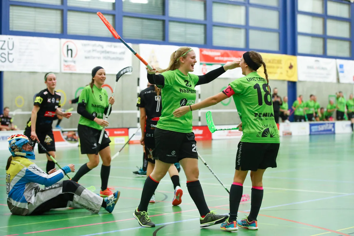 sport_07102017_unihockeyriderslaupen_dku_5_ Die Laupnerinnen Alena Holst und Sina Hofmann freuen sich über einen Torerfolg. (Archivbild: David Kündig)