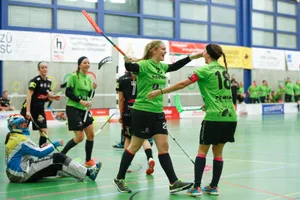 sport_07102017_unihockeyriderslaupen_dku_5_ Die Laupnerinnen Alena Holst und Sina Hofmann freuen sich über einen Torerfolg. (Archivbild: David Kündig)
