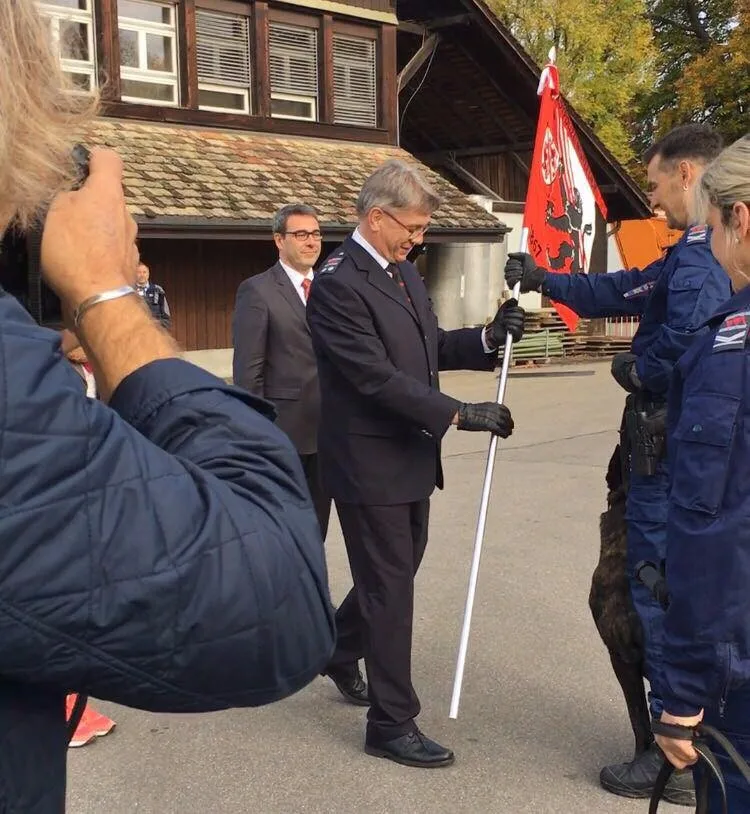 Heute Mittwoch, dem 24. Oktober, wurde das Gelände des neuen Polizeigebäudes offiziell übergeben. 

(Bild: Facebook / Stadtpolizei Winterthur) , Die Übergabe wurde von Polizisten und deren Hunden begleitet. 

(Bild: Facebook / Stadtpolizei Winterthur) , Das Gebäude sollte ab 2022 bezugsbereit sein. 

(Bild: Facebook / Stadtpolizei Winterthur)