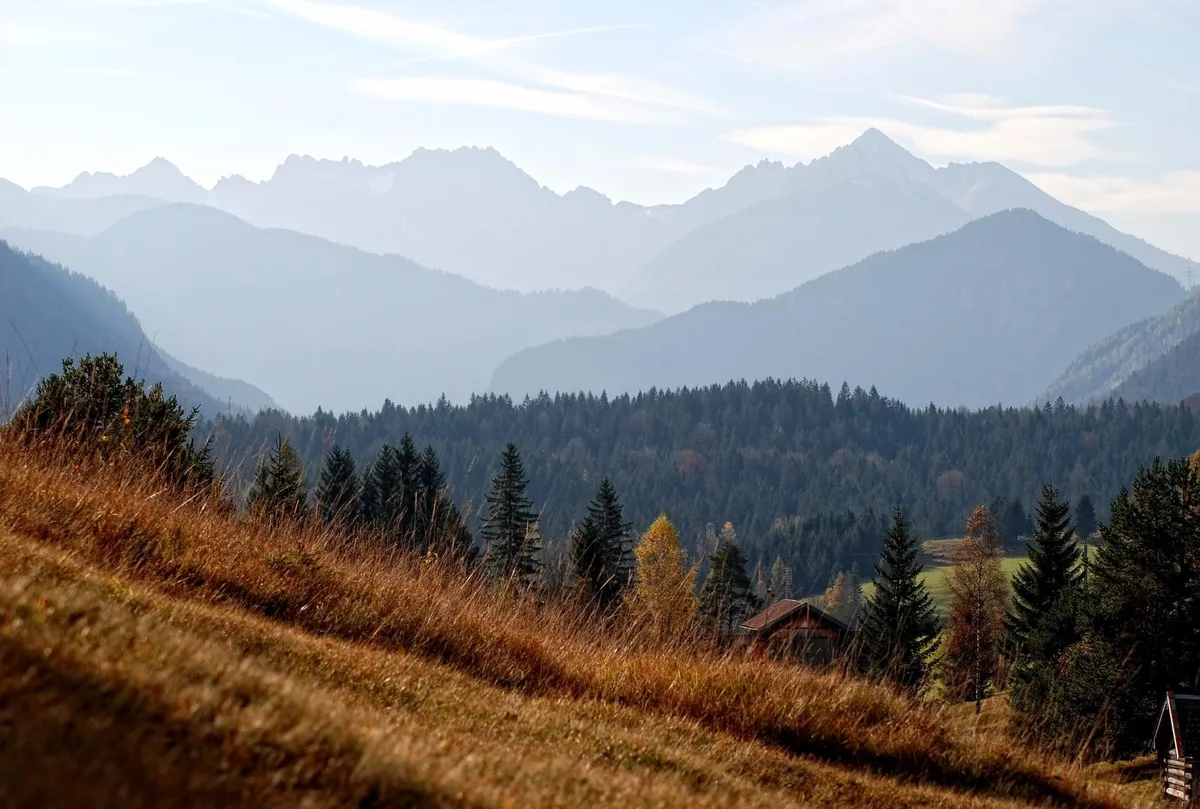 Das schöne Wetter im Oktober hat den Sommer ein bisschen länger leben lassen. 

(Symbolbild: Martin Gebhardt  / pixelio.de ) , Gemeinderat Christoph Baumann (SP) hat trotzdem schon Vorboten für winterliche Pflichten erhalten. 

(Bild: zvg)