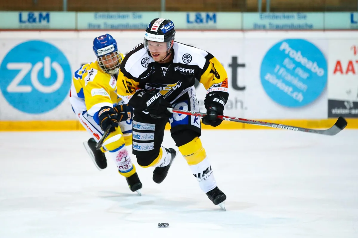 sport_07102017_eishockeywetzikonuzwil_dku__5__preview Gut in Fahrt: Stürmer Adrian Rykart (vorne) steuerte beim 6:4-Sieg des EHC Wetzikon in Frauenfeld zwei Tore bei. (Archivbild: David Kündig)