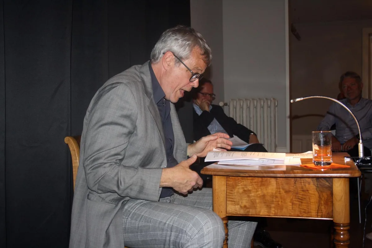 img_8470 Autor Dieter Zwicky liest aus seinen Romanen «Hihi, mein argentinischer Vater» und «Slugo. Ein Privatflughafengedicht» (Bild: David Marti)