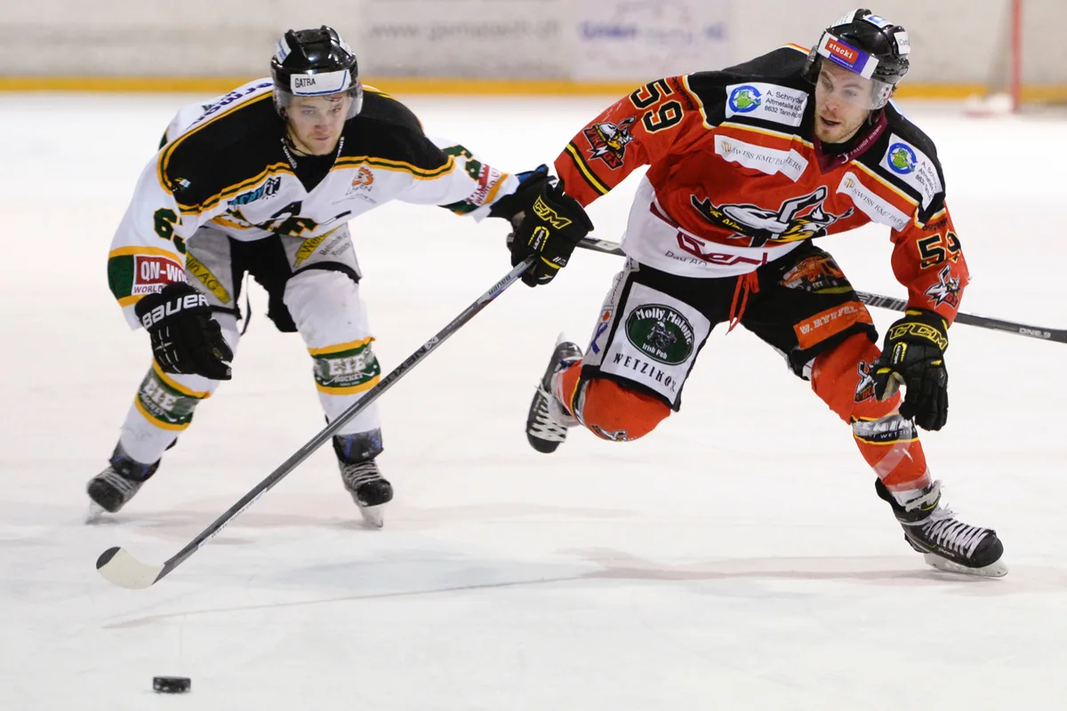 eis_ni27488_preview Es ist wieder Derbyzeit: EIE-Spieler Gabriel Gretler (links) gegen Mischa Rüegg (Bild: Nick Soland)