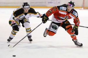 eis_ni27488_preview Es ist wieder Derbyzeit: EIE-Spieler Gabriel Gretler (links) gegen Mischa Rüegg (Bild: Nick Soland)