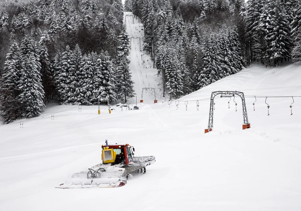 fr_oberholz_04 Pistenfahrzeuge des Skiliftbetriebs Oberholz-Farner in Oberholz SG dürfen das Land des Bauern Gottfried Oberholz laut Entscheid des Bundesgerichts nicht mehr präparieren. (Archivbild: Mano Reichling)