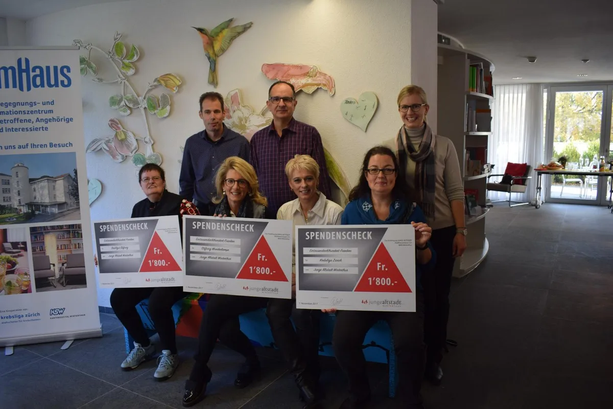 checkuebergabe_turmhaus_winterthur Heinz Schudel (hinten, mitte) und die Empfänger des Versteigerungserlöses. Der Stiftung Wunderlampe, der Krebsliga Zürich und der Brühlgut-Stiftung kamen je 1800 Franken zu Gute. (Bild: Talina Steinmetz) , Antje Mirwald, Leiterin des Turmhauses in Winterthur, und Heinz Schudel, Präsident der Jungen Altstadt, bei der Scheckübergabe für die Krebsliga Zürich. (Bild: Talina Steinmetz), Karin Haug (v.l.) von der Stiftung Wunderlampe, Heinz Schudel und Stella Salzmann. (Bild: Talina Steinmetz) , Die Brühlgut-Stiftung schaffte mit dem Geld eine neue Nähmaschine für das Zäni-Lädeli in Winterthur an. (Bild: Christian Saggese)