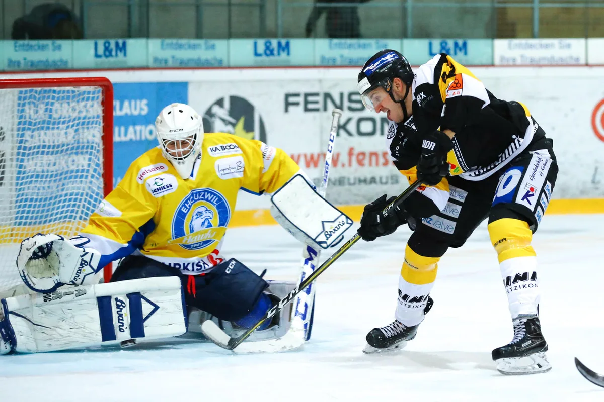 sport_07102017_eishockeywetzikonuzwil_dku_3_ Erfolglos: Wetzikons Timon Vesely (r.), hier im Spiel gegen Uzwil (Valentin Bauer). (Archivbild: David Kündig)