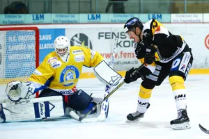 sport_07102017_eishockeywetzikonuzwil_dku_3_ Erfolglos: Wetzikons Timon Vesely (r.), hier im Spiel gegen Uzwil (Valentin Bauer). (Archivbild: David Kündig)
