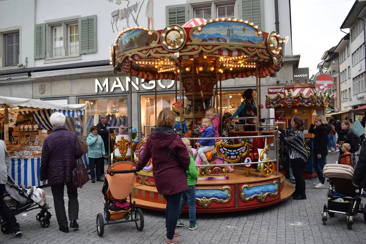 05_martinimaert Ein altes Karussel sorgte für glänzende Kinderäuglein.
(Bild: Talina Steinmetz)