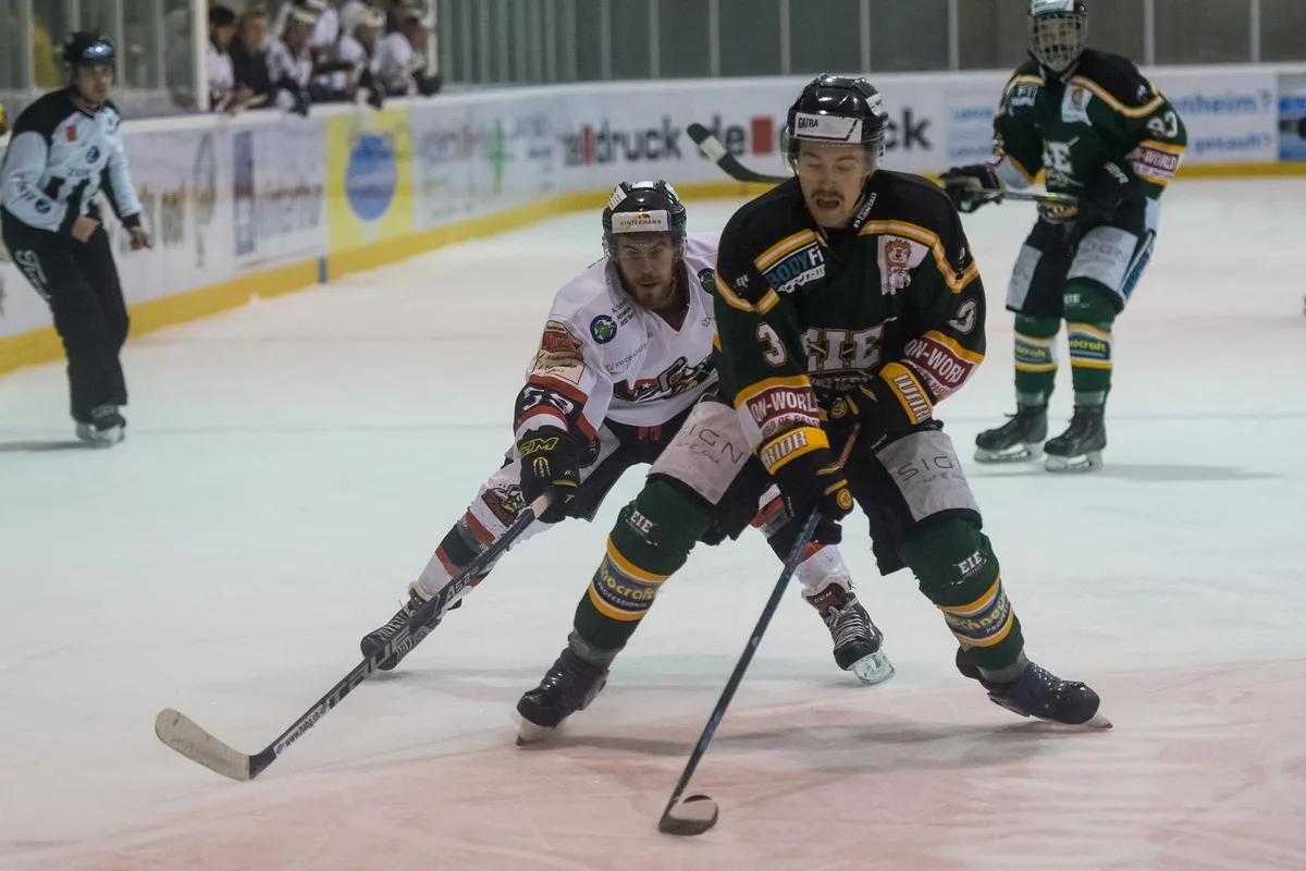 sport_02102017_eishockey_pif-1 Nicola Gretler vom EIE (rechts) im Zweikampf mit Vikings Mischa Rüegg. (Bild: Robert Pfiffner)