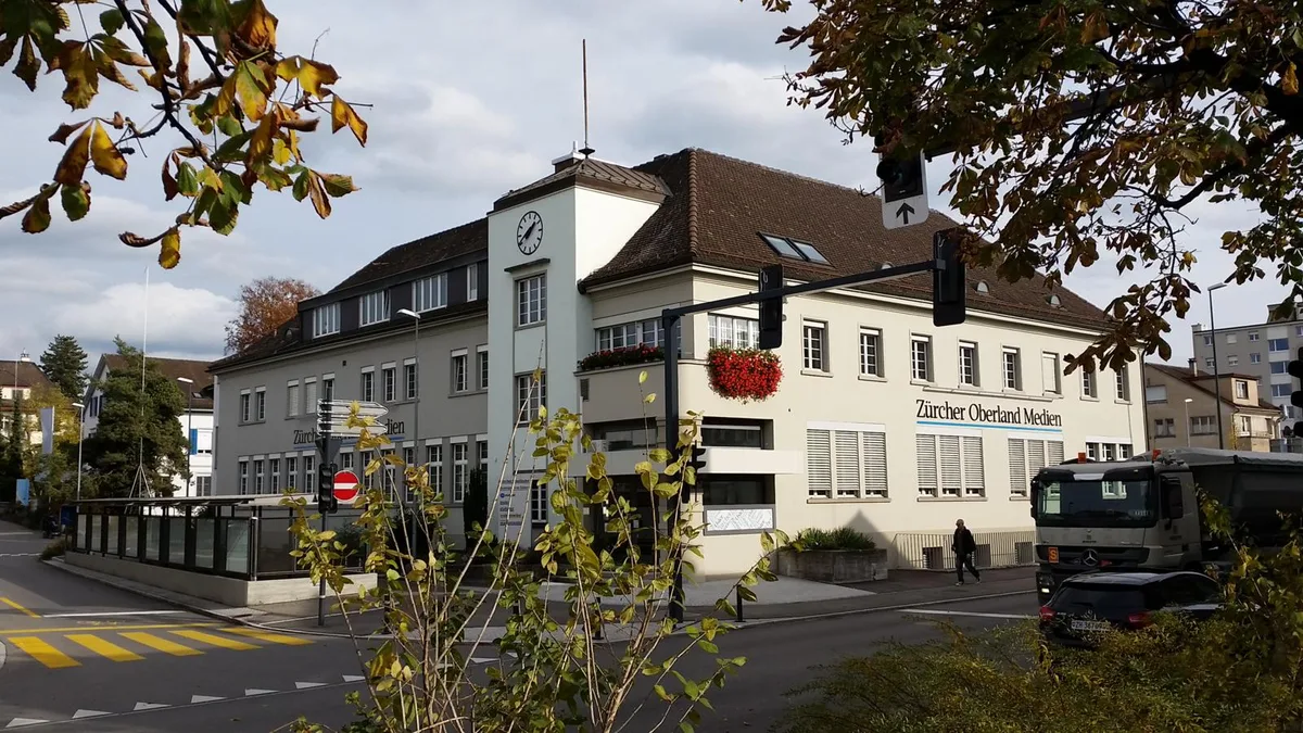 20171102_133943_preview Zeichen des Aufbruchs in einer Zeit der Umwälzungen: Der Wetziker Hauptsitz der Zürcher Oberland Medien AG soll in einigen Jahren durch einen modernen Neubau mit Gewerbeflächen und Wohnungen ersetzt werden. (Archivfoto: Christian Brändli), Chefredaktor Christian Brändli (rechts) mit CEO Dani Sigel. (Foto: Mano Reichling)