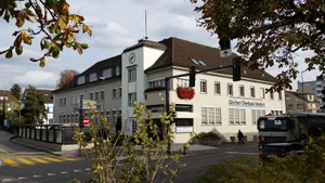 20171102_133943_preview Zeichen des Aufbruchs in einer Zeit der Umwälzungen: Der Wetziker Hauptsitz der Zürcher Oberland Medien AG soll in einigen Jahren durch einen modernen Neubau mit Gewerbeflächen und Wohnungen ersetzt werden. (Archivfoto: Christian Brändli), Chefredaktor Christian Brändli (rechts) mit CEO Dani Sigel. (Foto: Mano Reichling)