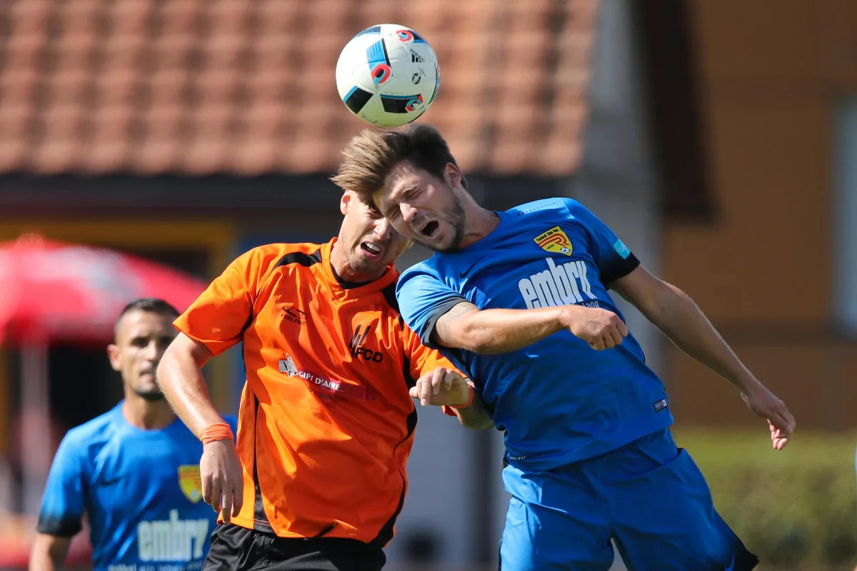 sport_03092017_fussballduebendorfrueti_dku_9_ Im Kopfballduell: Dübendorfs Marko Marjanovic (links) gegen den Rütner Lars Grimm. (Archivbild: David Kündig)