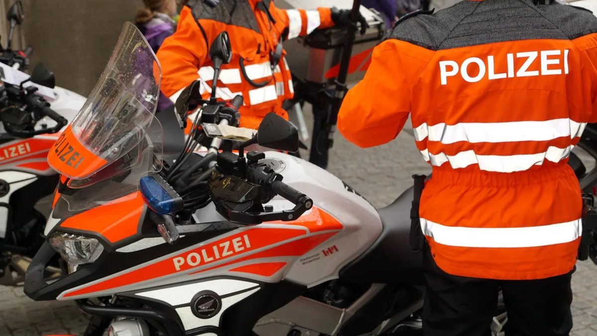 symbolbild%20polizei-1_preview Die Stadtpolizei Winterthur stellte bei einer Velokontrolle am Montagabend an der Technikumstrasse 47 Ordnungsbussen aus. (Symbolbild: Fabrice Dubler)