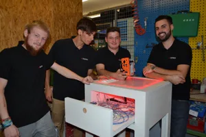 hahn Die Hustech-Lehrlinge Adrian Pulver, Leonardo Geretto, Felix Burkhalter mit ihrem Lehrlingsbetreuer Fabio Leonetti (von links). (Bild: Martina Gradmann)