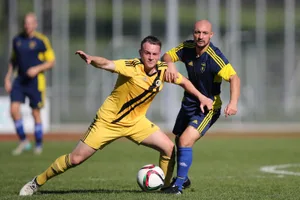 sport_15102017_wetzikonfaellanden_dku_2_ Positiv in Erscheinung getreten: Fällanden mit Spielertrainer Nelson Vaz, hier gegen den Wetziker Marcel Huber. (Archivbild: David Kündig), Im Tabellenkeller: Winikons Gürkan Izmirlioglu gegen den Fehraltorfer Antonio Romano. (Archivbild: Robert Pfiffner) , In arger Rücklage aufgrund des hohen Punkteabzugs: Glattals Senih Ergemi wird vom Pfäffiker Mustapha Ceesay ausgespielt. (Archivbild: Robert Pfiffner), Oft nur durch Fouls zu stoppen: Brüttisellens Walter Joel Azevedo Coelho in einem Spiel gegen Effretikon (Orlin Ulrich). (Archivbild: David Kündig), Mit viel Gefühl: Effretikon im Spiel gegen Leader Wallisellen. (Archivbild: Fabio Meier)