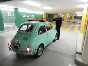 tiefgarage Rolf Rothenhofer eröffnete die Tiefgarage feierlich. (Bild: zvg), Veloraum in der neuen Tiefgarage. (Bild: zvg)