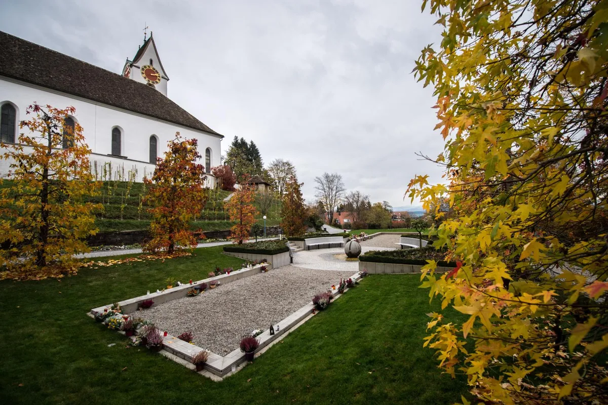 egg_07112017_friedhof_sbo_10_preview Unterhalb des Rebhanges neben der reformierten Kirche Egg wurde vor rund 10 Jahren ein Gemeinschaftsgrab erstellt. (Bild: Seraina Boner), Der Platz in der Mitte des Gemeinschaftsgrabes erlaubt es den Trauernden, länger auf dem Friedhof zu verweilen. (Bild: Seraina Boner), Der Platz in der Mitte des Gemeinschaftsgrabes erlaubt es den Trauernden, länger auf dem Friedhof zu verweilen. (Bild: Seraina Boner), Momentan befinden sich die Kindergräber direkt am Durchgangsweg neben der Kirche. (Bild: Seraina Boner)