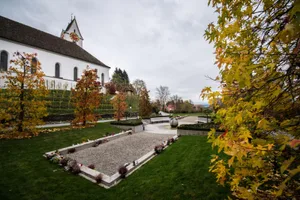 egg_07112017_friedhof_sbo_10_preview Unterhalb des Rebhanges neben der reformierten Kirche Egg wurde vor rund 10 Jahren ein Gemeinschaftsgrab erstellt. (Bild: Seraina Boner), Der Platz in der Mitte des Gemeinschaftsgrabes erlaubt es den Trauernden, länger auf dem Friedhof zu verweilen. (Bild: Seraina Boner), Der Platz in der Mitte des Gemeinschaftsgrabes erlaubt es den Trauernden, länger auf dem Friedhof zu verweilen. (Bild: Seraina Boner), Momentan befinden sich die Kindergräber direkt am Durchgangsweg neben der Kirche. (Bild: Seraina Boner)