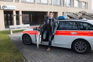 fr_08122015_koller_re_10 Der Ustermer Kantonspolizist und BDP-Politiker Ivo Koller versucht im Kantonsrat mit zwei Initiativen das Gewaltschutzgesetz anzupassen. (Bild: Mano Reichling), Oft –aber nicht immer– sind Männer bei häuslicher Gewalt die Täter. (Bild: gabriele remscheid /pixelio.de)