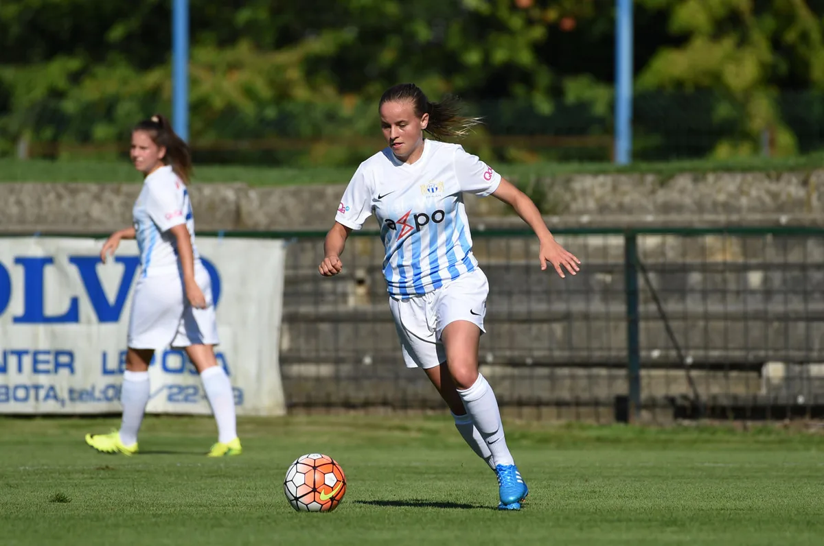 pgb1_7308 Ein Bild aus gesunden Zeiten: Die verletzten FCZ-Spielerinnen Natasha Gensetter (vorne) und Naomi Mégroz müssen noch geraume Zeit auf ihren nächsten Einsatz warten. (Bild: Peter Ganser), Besuch von den Teamkolleginnen: Naomi Mégroz nach der Operation. (Bild: fcz.ch)