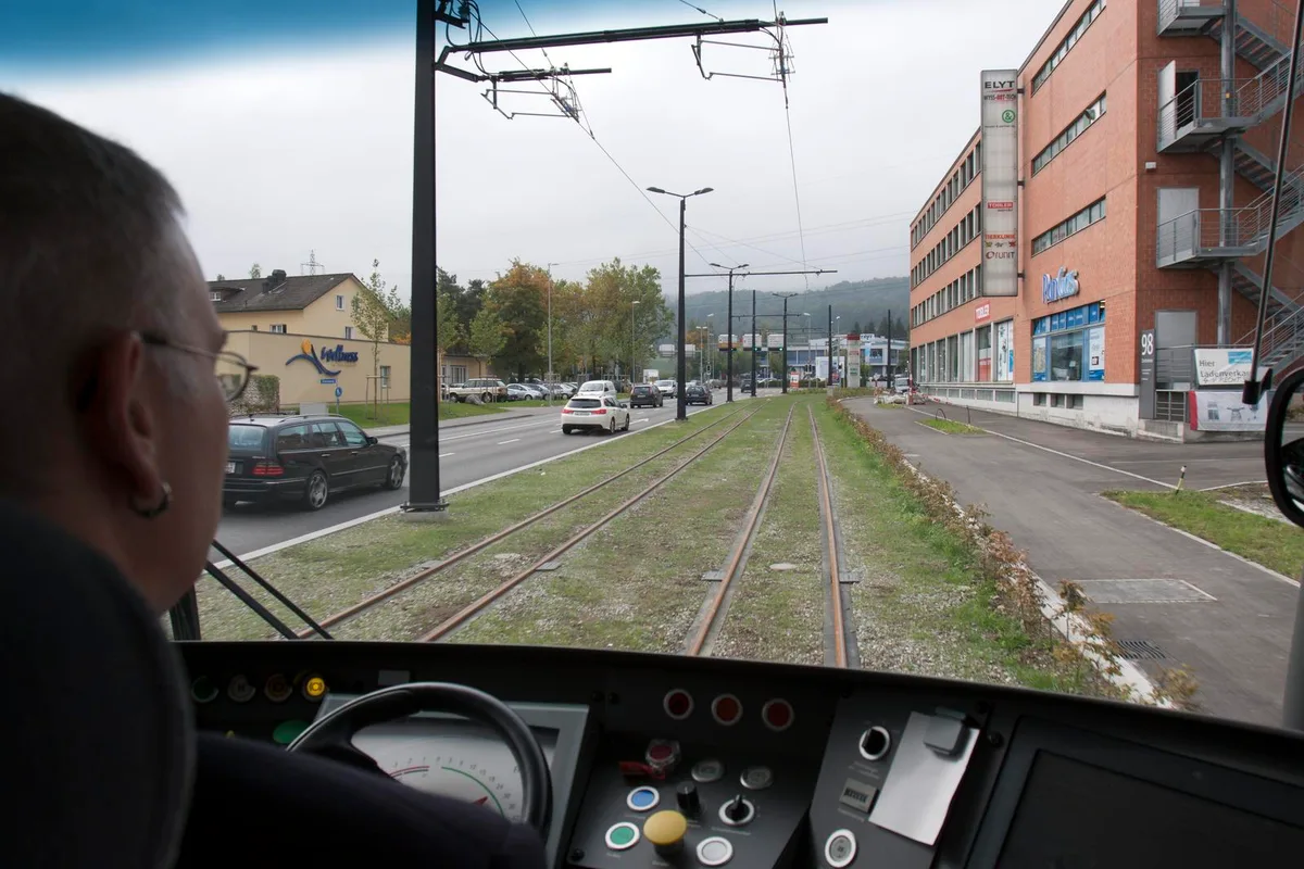Entlang der Glattalbahn gibt es mehrere Punkte, an denen  Individualverkehr und Bahn sich gefährlich nahe kommen. (Archivbild:Mano Reichling)
