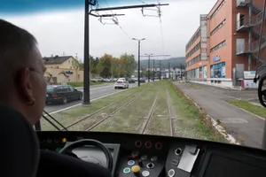 1874312 Entlang der Glattalbahn gibt es mehrere Punkte, an denen Individualverkehr und Bahn sich gefährlich nahe kommen. (Archivbild:Mano Reichling)