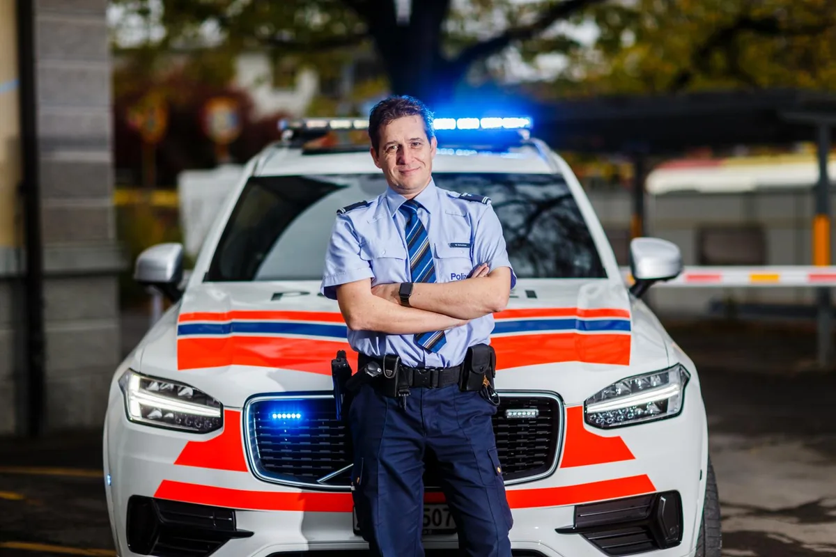 duebendorf_23102017_schweizer_naz-2_preview Walter Schweizer will nicht ausufernd von Helden und tragischen Vorfällen erzählen. (Bilder: Nicolas Zonvi), Immer noch technisch, aber etwas redseliger wird er, wenn man ihn fragt, wie ein Polizist mit belastenden Erlebnissen umgeht., Wichtig ist dem 53-Jährigen eine Botschaft: Der Polizist sei nach wie vor ein Freund und Helfer – nur leider würden das viele anders sehen.