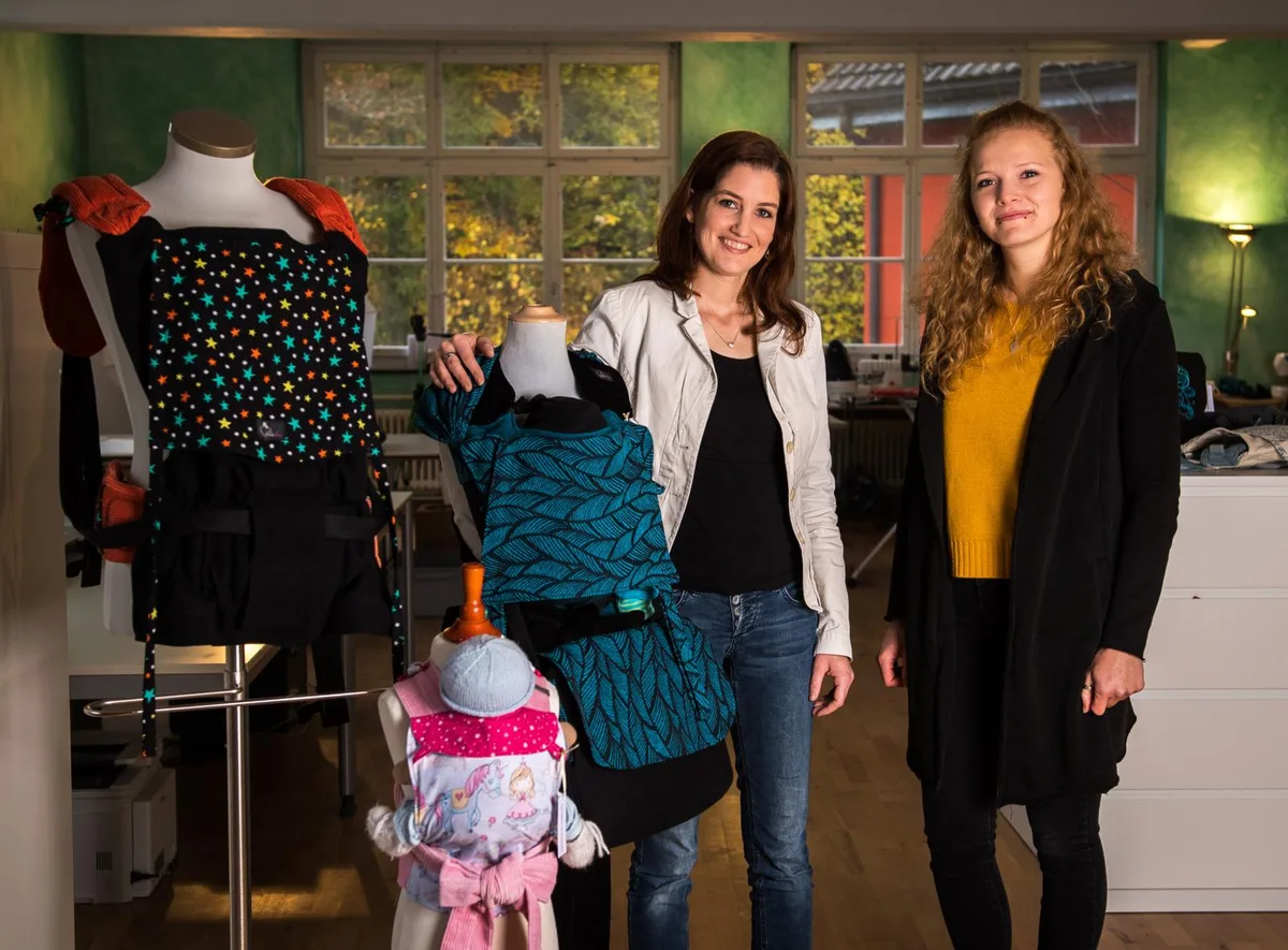 laupen_06112017_tragebaby_sbo_2_preview Erst Mutter, dann Unternehmerin: Maria Lüscher (links) entwickelt seit sieben Jahren Tragehilfen für Babys und Kleinkinder. Mitarbeiterin Jasmine Stehli unterstützt sie dabei. (Bild: Seraina Boner)