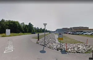 pp_wabrue Bei der Flugsicherung Skyguide stehen derzeit die einzigen Parkuhren in Wangen-Brüttisellen. Wie die Parkraumbewirtschaftung künftig aussehen könnte, wird jetzt abgeklärt.
(Bild: Google Maps)