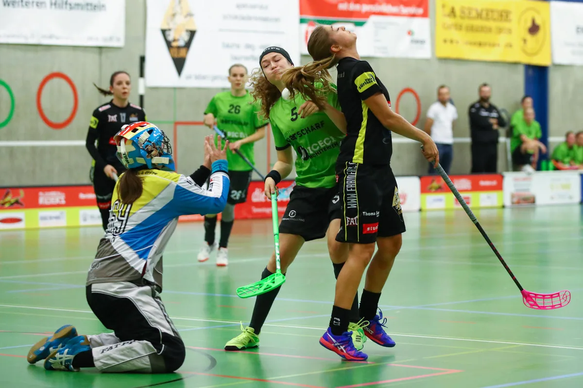 sport_07102017_unihockeyriderslaupen_dku_6_ Laupens Melanie Burri bedrängt die Riders-Abwehr mit Fabienne Thoma und Torhüterin Nancy Gatzsch. (Archivbild: David Kündig)