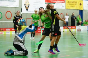 sport_07102017_unihockeyriderslaupen_dku_6_ Laupens Melanie Burri bedrängt die Riders-Abwehr mit Fabienne Thoma und Torhüterin Nancy Gatzsch. (Archivbild: David Kündig)