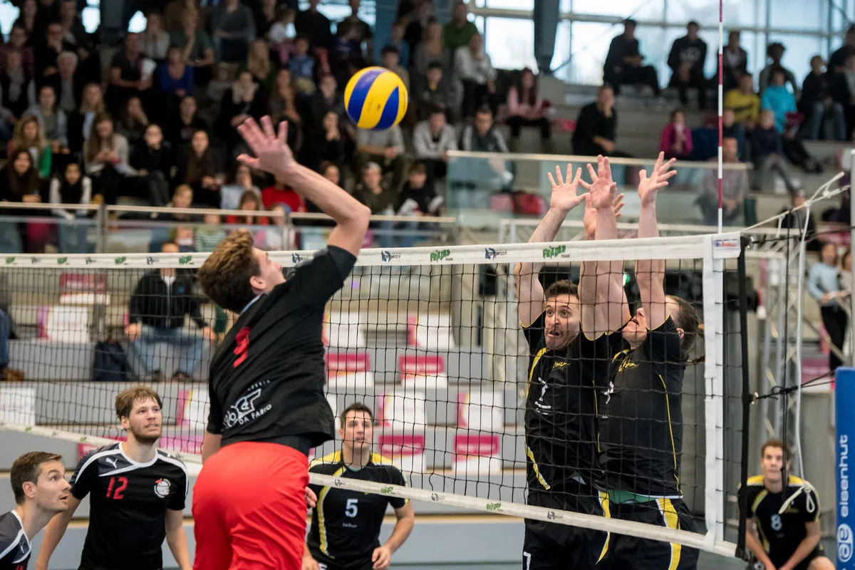 sport_11112017_volleyball_pif-10 Mit viel Wucht: Die Wetziker Max Gay und Andreas Dubach versuchen den Smash vom Ustermer Armin Waldschmidt zu kontern. (Bild: Robert Pfiffner)
