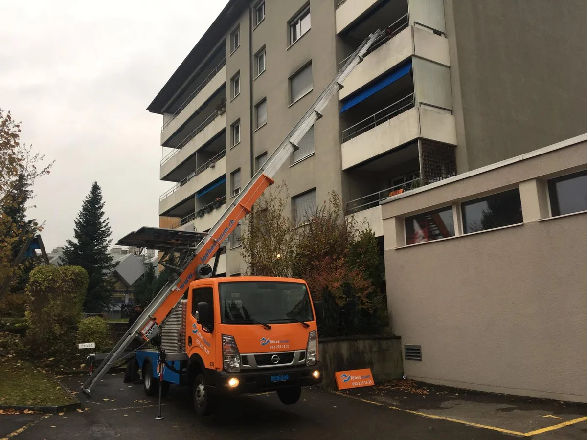 img_6571 Der neue Möbelaufzug vom «Läbesruum» hilft, die Möbel sorgfältig aus einer Wohnung zu holen.
(Bild: zvg), Pascal Häner ist froh, den neuen Möbelaufzug nutzen zu können.
(Bild: Talina Steinmetz), Der Kran hat eine Ausfuhrlänge von 27 Metern.
(Bild: zvg), Die Nutzlast geht bis zu 400 Kilogramm.
(Bild: zvg) , Der Möbelaufzug erleichtert die Arbeit der Zügelmänner um einiges.
(Bild: zvg)
