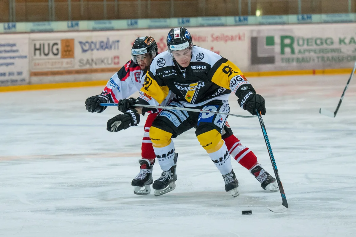 sport_23092017_eishockey_pif-15 Deutlich unterlegen: Wetzikons Nino Schäppi (vorne) konnte sich gegen Bellinzona kaum einmal durchsetzen. (Archivbild: Robert Pfiffner)
