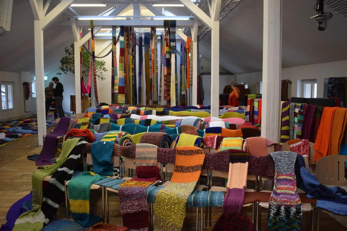 dsc_0060 Die einzelnen Strickkunstwerke füllen einen ganzen Raum.
(Bild: Talina Steinmetz), 4500 Meter Wolle wurde verbraucht.
(Bild: Talina Steinmetz), Winterthur hat zwar nicht den längsten, dafür den grössten Schal der Welt. Der Durchmesser beträgt 30 Centimeter, die Länge 4.5 Kilometer. Zum Vergleich: Der längste Schal ist «nur» zehn Zentimeter dick.
(Bild: Talina Steinmetz) , Die gestrickten Kunstwerke werden nun für einen guten Zweck verkauft: Der Verkaufserlös kommt der Stiftung Sternschnuppe zu Gute.
(Bild: Talina Steinmetz) , Auch Marlis Zellweger hat mitgeholfen zu stricken: «Als ich gehört habe, dass es für eine wohltätige Organisation ist, war ich sofort dabei.»
(Bild: Talina Steinmetz, Jochen Thomann, Geschäftsführer der Angela Bruderer AG, zeigte sich gegenüber den Strickbegeisterten sehr dankbar.
(Bild: Talina Steinmetz) , Schals, wohin man blickt.
(Bild: Talina Steinmetz, Nicole Sami von der Stiftung Sternschnuppe ist überwältigt von der Wolle, die zusammengekommen ist.
(Bild: Talina Steinmetz) , Ein Teil der Mitstrickenden.
(Bild: Talina Steinmetz), Nicole Sami und Jochen Thomann mit einem kleinen Teil des ingesamt 4.5 Kilometer langen Schals.
(Bild: Talina Steinmetz), Ursula Müller hat erfahren, dass der Erlös der Schals für einen guten Zweck ist - und begonnen, mit zustricken. Die 64-Jährige hat vier Einzel-Schals beigesteuert.
(Bild: Talina Steinmetz)
(Bild: Talina Steinmetz), Die Stiftung Sternschnuppe, denen das Geld zu Gute kommt, erfüllt Herzenswünsche von schwer kranken Kindern.
(Bild: Talina Steinmetz), Das Ehepaar Protzer strickte im Ganzen 125 Schals.
(Bild: Talina Steinmetz)