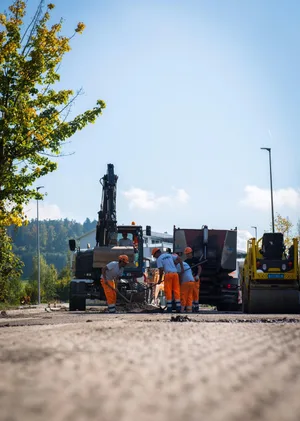 hittnau_25092017_strassensanierung_sbo_14 2021 sollen die Bagger in Egg auffahren. (Bild: Archiv), Eine Lärmbelastung bis zu 70 Dezibel am Tag ist in Wohngebieten gemäss Lärmschutzverordnung noch zulässig (Bild: Christian Brütsch)