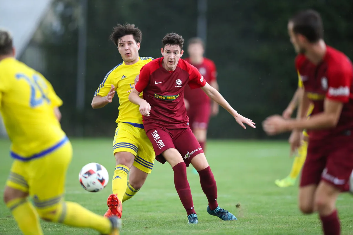 sport_27082017_fussballgossaugreifensee_dku_6_ Positive Überraschung: Gossau (Ilir Sabani, links) wie Greifensee (Alex Brändli) vermochten in der Vorrunde zu überzeugen. (Archivbild: David Kündig), Kein Durchkommen: Wetzikons Donik Ajredini gegen die Ustermer Robin Steinmetz (rechts) und Remo Schläpfer. (Bild: Robert Pfiffner)