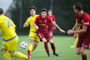 sport_27082017_fussballgossaugreifensee_dku_6_ Positive Überraschung: Gossau (Ilir Sabani, links) wie Greifensee (Alex Brändli) vermochten in der Vorrunde zu überzeugen. (Archivbild: David Kündig), Kein Durchkommen: Wetzikons Donik Ajredini gegen die Ustermer Robin Steinmetz (rechts) und Remo Schläpfer. (Bild: Robert Pfiffner)