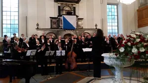 20171119_152351 Ustertagrednerin Graziella Contratto dirigierte das letzte Stück, das der Konzertchor des Sängerbundes vortrug, gleich selbst. (Christian Brändli), Die Rednerin und Dirigentin nimmt zusammen mit dem Chor den Applaus unter der blau-weissen Zürcher Fahne entgegen. (Christian Brändli), Melanie Schild wurde als beste Schützin des Ustertagschiessens von Regierungspräsident Markus Kägi (links) mit einem Karabiner geehrt und erhält die Gratulation von Tafelmajor Urs Rechsteiner. (Christian Brändli)