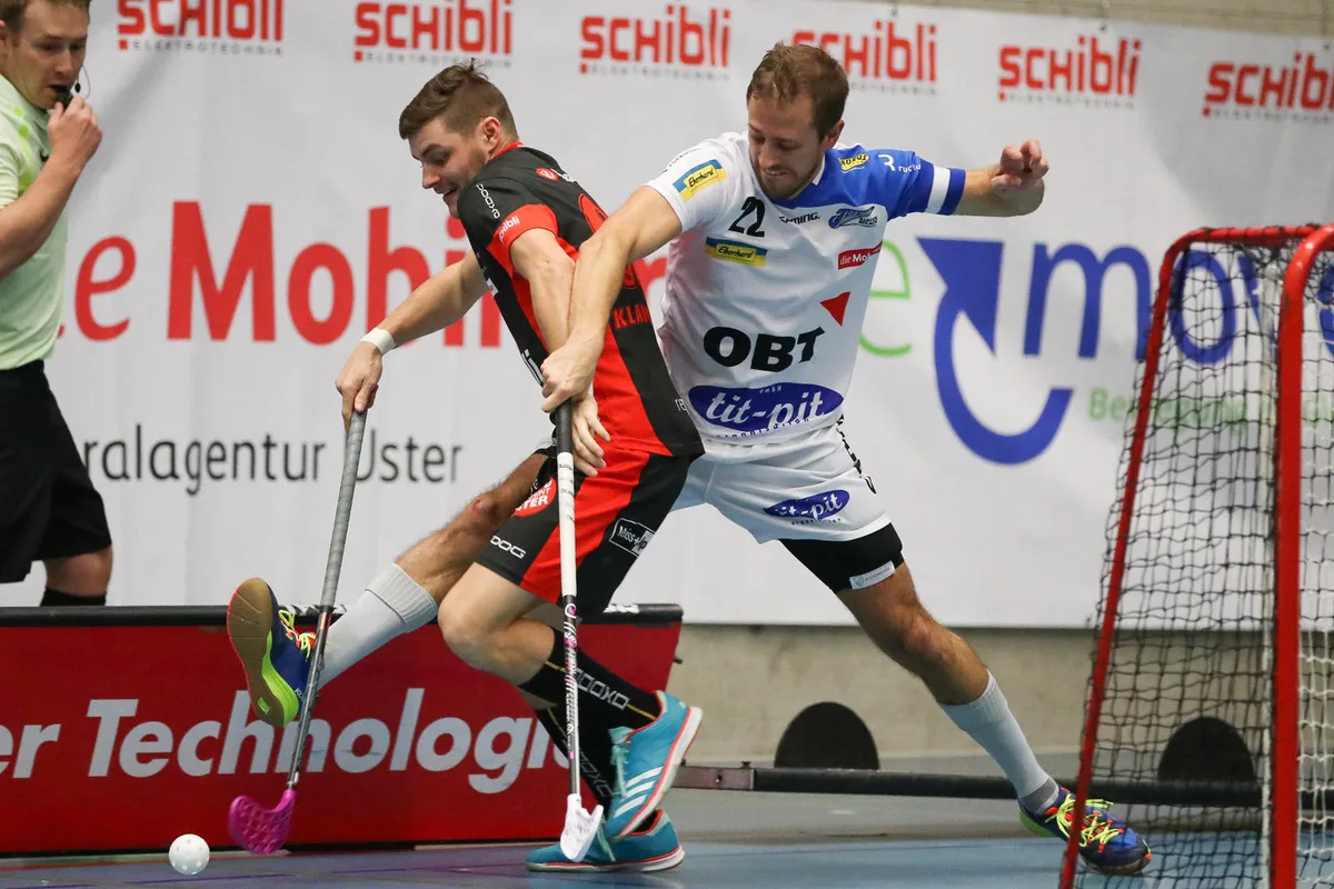 sport_18112017_unihockeyusterkloten_dku_3_ Hartumkämpft: Usters Marco Klauenbösch (links) gegen Daniel Dürst von den Kloten-Bülach Jets. (Bild: David Kündig)