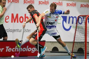 sport_18112017_unihockeyusterkloten_dku_3_ Hartumkämpft: Usters Marco Klauenbösch (links) gegen Daniel Dürst von den Kloten-Bülach Jets. (Bild: David Kündig)